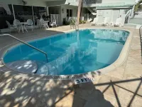 Key Biscayne 2 bedrooms sleeps 4 walk 2 beach shops