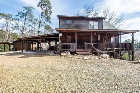 Pvt Mountain log Cabin with Views, Hot tub, pet friendly, central location