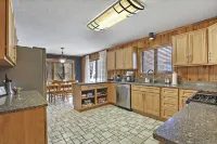 Newly Remodeled - Large Cedar CabinClose to Lake and Sking