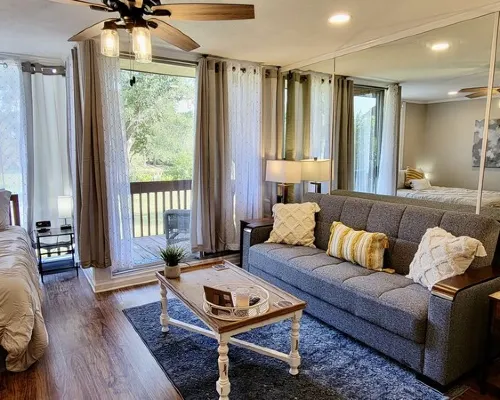 Studio in quite lake setting. Perfect for Golf, visit New Orleans or just relax. Hotels in Diamondhead