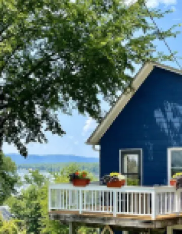 Bluffside cottage with gorgeous river views