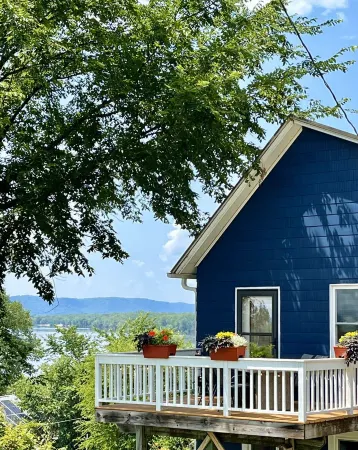 Bluffside cottage with gorgeous river views