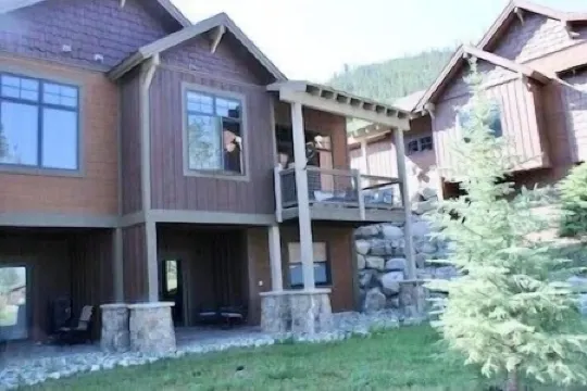 0.5 mile walk to Gondola and Keystone Village!  50 yards to Keystone Shuttle!