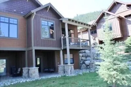 0.5 mile walk to Gondola and Keystone Village!  50 yards to Keystone Shuttle!