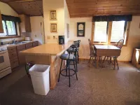 Cozy 2 bedroom cottage with full kitchen minutes from Pictured Rocks Cruises! ミューニシングのホテル