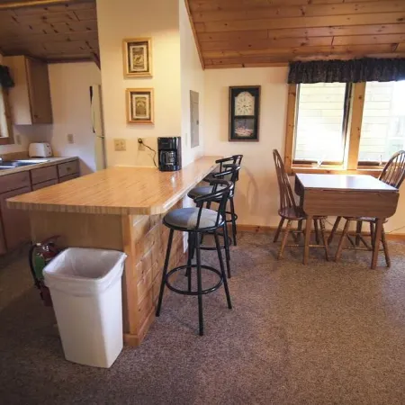 Cozy 2 bedroom cottage with full kitchen minutes from Pictured Rocks Cruises!