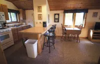 Cozy 2 bedroom cottage with full kitchen minutes from Pictured Rocks Cruises!