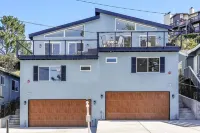 Modern 8 bedroom Duplex -2 units- w/ Ocean Views and over 4,000 sqft!