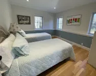 Beautiful farmhouse with hiking trails/kayaking. 5 minutes to town or ocean!