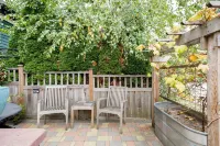 Spacious 1-bedroom apartment, 10 minutes drive to Seattle Waterfront. Hotels in ballard