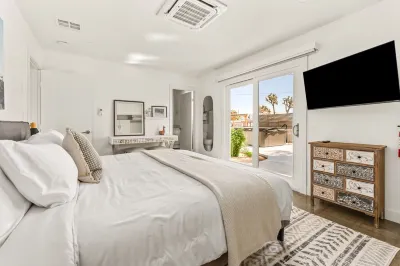 New Property! The Barberry Oasis w/ in-ground pool, separate spa & a game room! Hotels near Hi-Desert Nature Museum