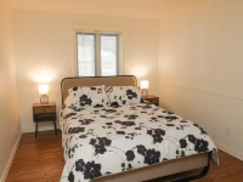 Family Friendly Retreat, Sleeps 12+, Full Basketball Court, Large Inground Pool Hotels in LaPorte County
