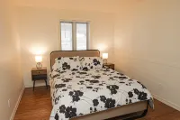 Family Friendly Retreat, sleeps 12+, Pole Barn with games, Large inground pool