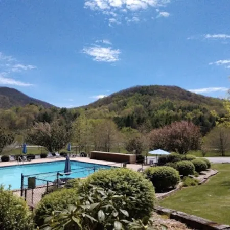 Creekside Hideaway: Private ,Sky Valley – Golf & Clubhouse Very Close