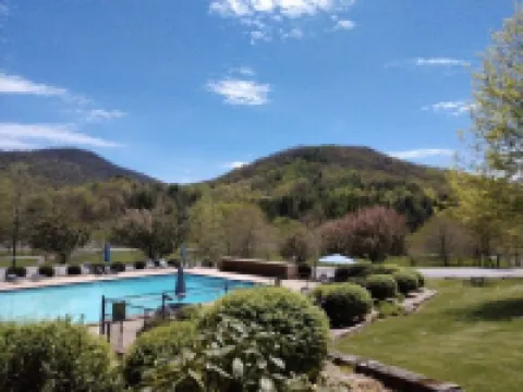 Creekside Hideaway: Private, No-Steps to Enter  – Golf & Clubhouse Closeby
