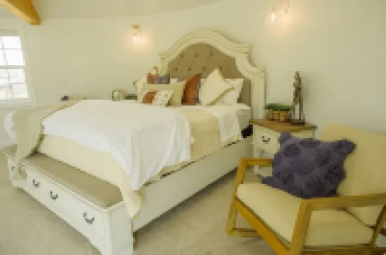 Unique stay in a modern grain bin home 2 miles from the famous hot pools!