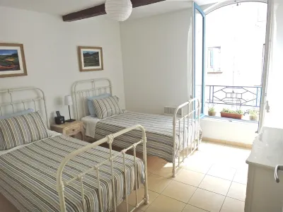 Summer Special Sale! Clean, Bright Character Apt. in the Heart of Pezenas Gout d'Aventure附近的飯店