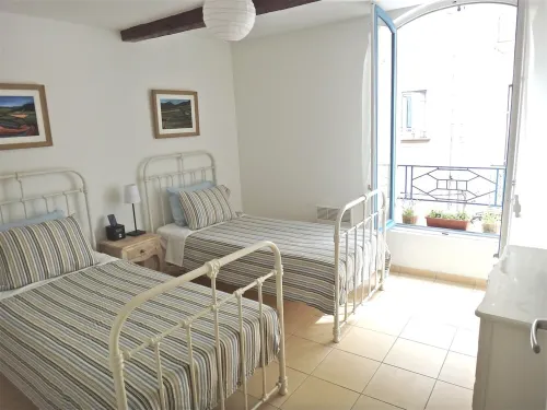 Summer Special Sale! Clean, Bright Character Apt. in the Heart of Pezenas