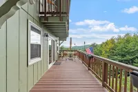 Mountainside Retreat with Serene Sunset Views over Mountains and Newfound Lake