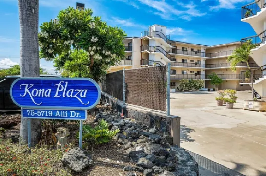 Updated condo with air conditioning in the heart of downtown Kona.