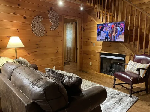 Cheerful & Cozy 2Bd/2BA  Cabin. Amazing Rates for Your Visit!
