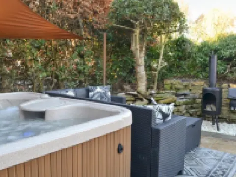 Boutique luxury countryside cottage with hot tub, log burner, 4 poster & firepit