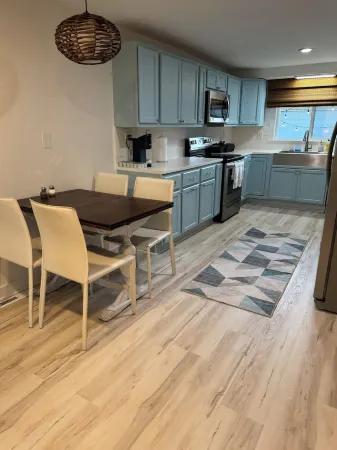 Charming 2-bedroom home near Mona Lake. Pet Friendly! Отели в г. Нортон Шорс