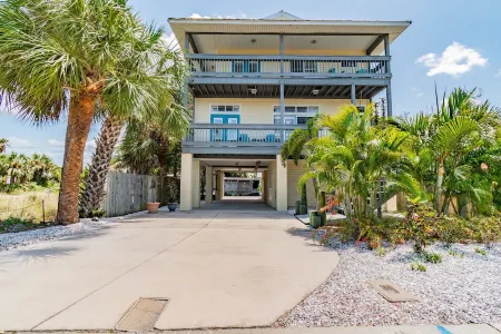 You Belong on a Beach ! Walk to Beach - Food - Bar ! Fully Stocked Kitchen