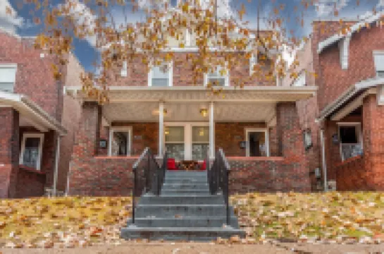 Family Friendly , Fully Renovated 3BR Luxury Home. Centrally located in St.Louis โรงแรมใน