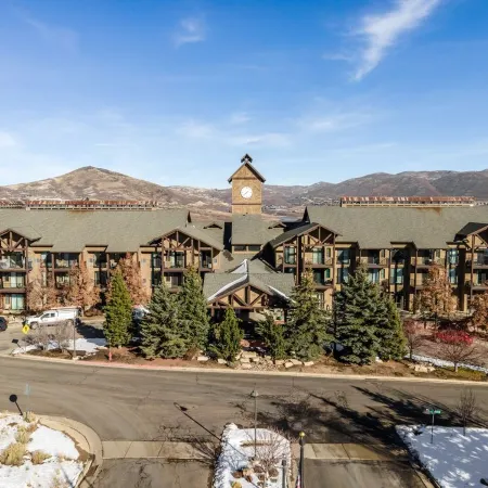 Top Floor Deer Valley Gondola Lakefront Condo- Great views