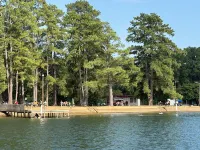 Cozy cottage in peaceful, rural setting, 15min away from public beach on lake Hotels in Cherokee County