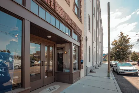 Historic Luxury Condo in downtown Knoxville  -FREE PARKING- Отели рядом с достопримечательностью «Regal Riviera»