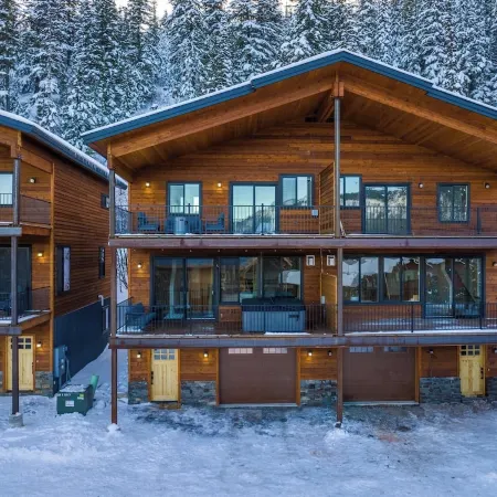 Luxury 4Br Chalet Near Schweitzer Mountain Resort – Hot Tub & Radiant Heat