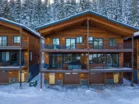 Luxurious 4BR Mountain Chalet at Schweitzer w/ Epic Views, Hot Tub, Pet-Friendly