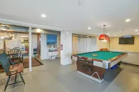 Large waterfront home w/ pool Hotels in Brick