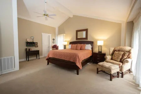 " Touch of Kansas " with Hot tub in Tan Tar A Estates! Bordering Margaritaville!