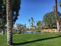 Beautiful  home on lake tennis, pickle ball pools and spas.l Hotels near Rancho Mirage Library & Observatory
