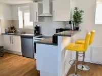 Apartment facing pier with sea view, WIFI and secure parking space