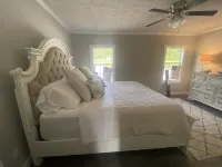 LakeHouse w/ Great Views-Newly Renovated-private boat house/dock & fire pit