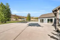 Beautiful Lake House with pool and hot tub!