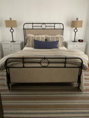 Adorable 1 Bedroom Cottage Hotels near Sapphire National Golf Club LLC