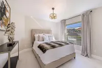 Luxury fully rehabed house with Lake View Sun-N-Fun Lagoon附近的飯店