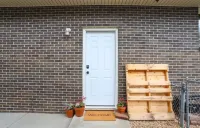 Bright and Cheery, Private Basement Apartment!