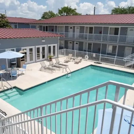 Walk to Beach! King Size Condo!
