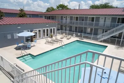 Walk to Beach! King Size Condo!