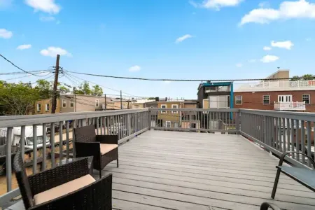 Cozy Baltimore Townhome Отели рядом с достопримечательностью «Аквариум Нешнел»