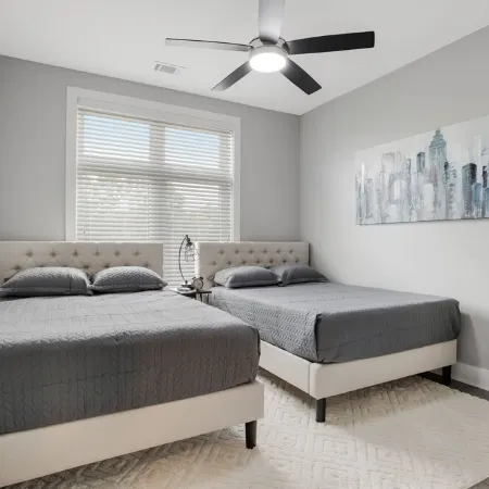 King Suite, Modern Loft Close to Downtown!