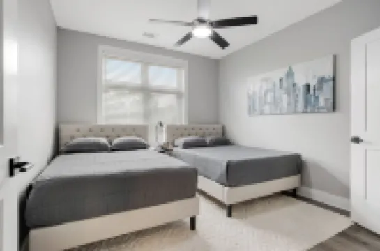 King Suite, Modern Loft Close to Downtown!