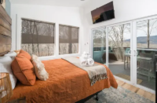 Tranquil & Stylish ~ Near Skiing ~ Hot Tub ~ Views