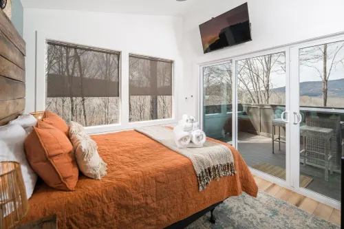 Tranquil & Stylish ~ Near Skiing ~ Hot Tub ~ Views